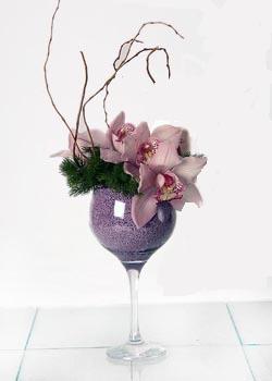 Ankara Etimesgut Çiçekçi firma ürünümüz  cam kadeh içerisinde 2 kandil orkide