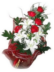 kırmızı güller ve kazablanka buketi Ankara Şentepe Çiçekçi firma ürünümüz  