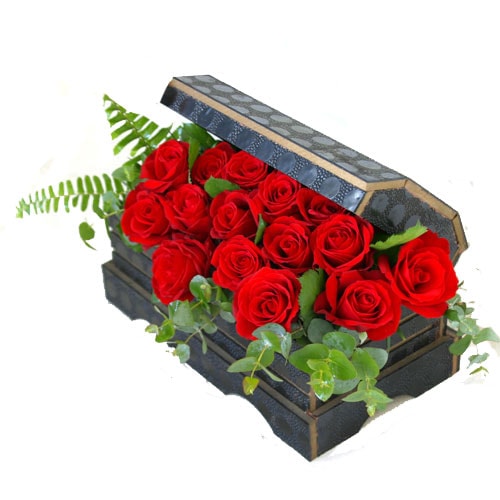 Farklı bir hediye ürünü isteyenler için  özel an ve günlere sandıkta gül Ankara çiçek gönder firması şahane ürünümüz 