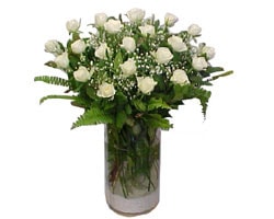 Ankara çiçek firmamızdan  beyaz güllerin vazoda ihtişamı Ankara çiçek gönder firması şahane ürünümüz 